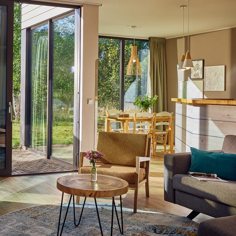 Un intérieur de cottage Center Parcs avec un coin salle à manger et cuisine
